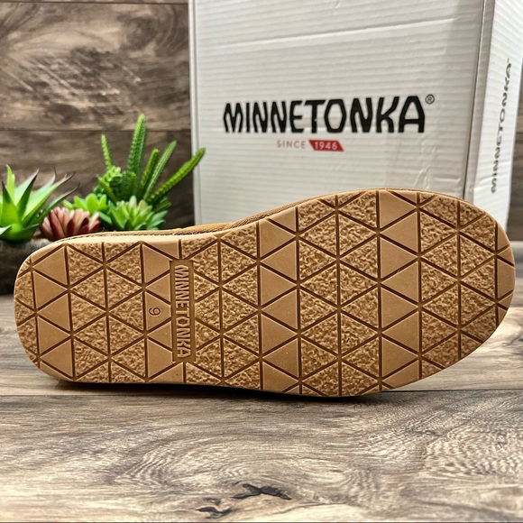 NIB Minnetonka Suede Faux Fur Shearling Trim Winter Boots Tan Suede 9M - Picture 9 of 12